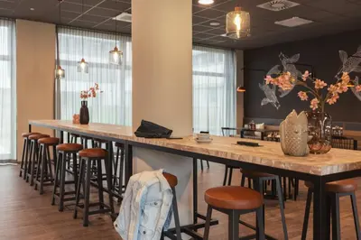 Ein Restaurant oder anderes Speiselokal in der Unterkunft Holiday Inn - the niu Tab Dusseldorf Main Station by IHG