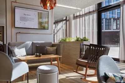 Ein Sitzbereich in der Unterkunft Holiday Inn - the niu, Hub Dusseldorf Messe by IHG