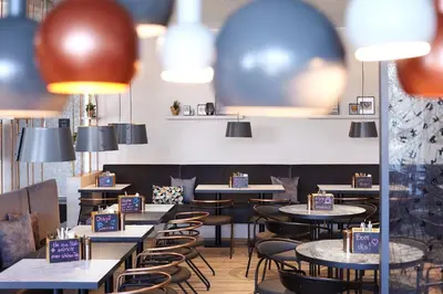 Ein Restaurant oder anderes Speiselokal in der Unterkunft Holiday Inn - the niu, Hub Dusseldorf Messe by IHG