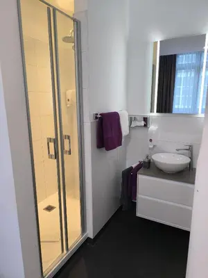 Ein Bett oder Betten in einem Zimmer der Unterkunft New Work Hotel Essen