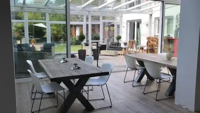 Ein Restaurant oder anderes Speiselokal in der Unterkunft Stadtvilla Intzeplatz - Apartment Rügen