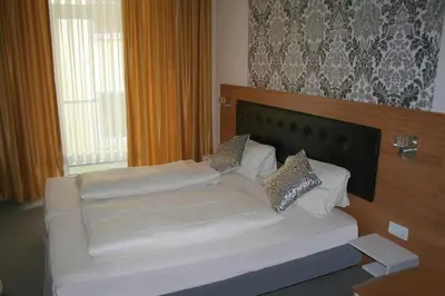 Ein Bett oder Betten in einem Zimmer der Unterkunft Hotel Drei Kronen