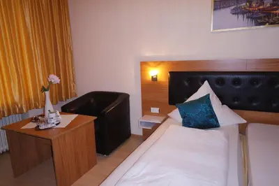 Ein Bett oder Betten in einem Zimmer der Unterkunft Hotel Drei Kronen