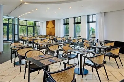 Ein Restaurant oder anderes Speiselokal in der Unterkunft Four Points Flex by Sheraton Ratingen Düsseldorf Airport