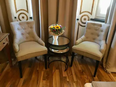 Ein Sitzbereich in der Unterkunft Hotel Ambiente et Art