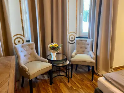 Ein Sitzbereich in der Unterkunft Hotel Ambiente et Art