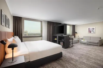 Ein Bett oder Betten in einem Zimmer der Unterkunft Hilton Düsseldorf