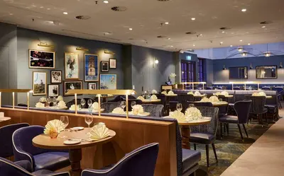 Ein Restaurant oder anderes Speiselokal in der Unterkunft Hilton Düsseldorf