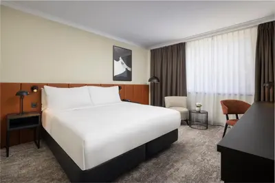 Ein Bett oder Betten in einem Zimmer der Unterkunft Hilton Düsseldorf