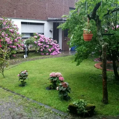 Ein Garten an der Unterkunft Am Hallenbad Hotel garni