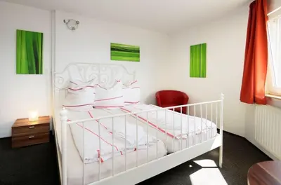 Ein Bett oder Betten in einem Zimmer der Unterkunft Hotel Goldener Hahn