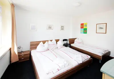 Ein Bett oder Betten in einem Zimmer der Unterkunft Hotel Goldener Hahn