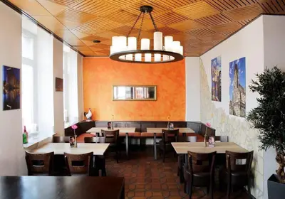 Ein Restaurant oder anderes Speiselokal in der Unterkunft Hotel Goldener Hahn