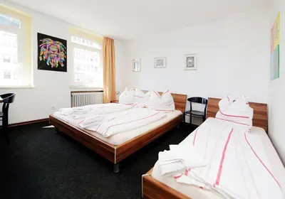 Ein Bett oder Betten in einem Zimmer der Unterkunft Hotel Goldener Hahn