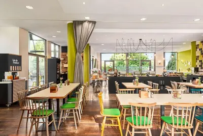 Ein Restaurant oder anderes Speiselokal in der Unterkunft Vienna House Easy by Wyndham Wuppertal