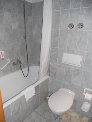 Ein Badezimmer in der Unterkunft Kempe Komfort plus Hotel
