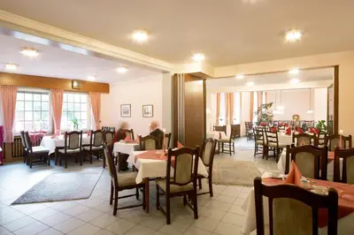Ein Restaurant oder anderes Speiselokal in der Unterkunft Hotel Goldener Stern