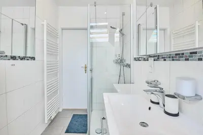 Ein Badezimmer in der Unterkunft *80 m2 Stylish Apt* Netflix * Kitchen* Nespresso*