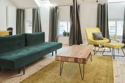 Ein Sitzbereich in der Unterkunft *80 m2 Stylish Apt* Netflix * Kitchen* Nespresso*