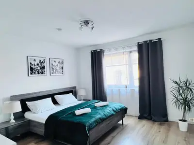 Ein Bett oder Betten in einem Zimmer der Unterkunft Moderne, helle Wohnung mit Terasse 15min bis OB Centro, Klimaanlage