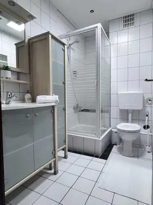 Ein Badezimmer in der Unterkunft Moderne, helle Wohnung mit Terasse 15min bis OB Centro, Klimaanlage