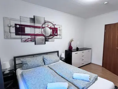 Ein Bett oder Betten in einem Zimmer der Unterkunft Moderne, helle Wohnung mit Terasse 15min bis OB Centro, Klimaanlage