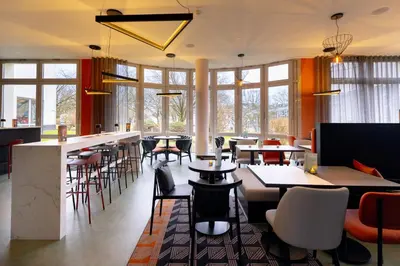 Ein Restaurant oder anderes Speiselokal in der Unterkunft Holiday Inn - the niu, Blade Solingen by IHG