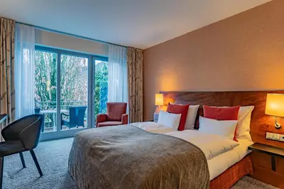 Ein Bett oder Betten in einem Zimmer der Unterkunft Wellings Romantik Hotel zur Linde
