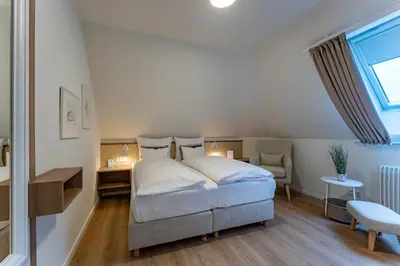 Ein Bett oder Betten in einem Zimmer der Unterkunft Wellings Romantik Hotel zur Linde