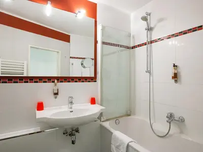 Ein Badezimmer in der Unterkunft DORMERO Hotel Düsseldorf
