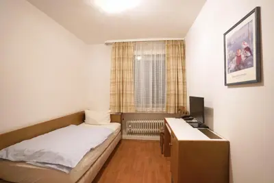 Ein Bett oder Betten in einem Zimmer der Unterkunft Hotel Solinger Hof