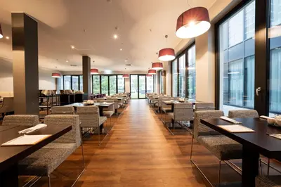 Ein Restaurant oder anderes Speiselokal in der Unterkunft Radisson Blu Conference Hotel, Düsseldorf
