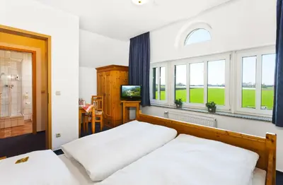 Ein Bett oder Betten in einem Zimmer der Unterkunft Hotel Alter Giebel