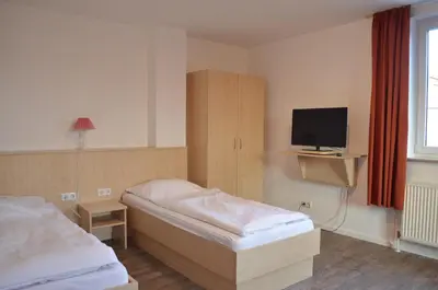 Ein Bett oder Betten in einem Zimmer der Unterkunft Hotel Alter Giebel
