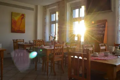 Ein Restaurant oder anderes Speiselokal in der Unterkunft Hotel Alter Giebel