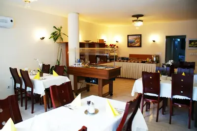 Ein Restaurant oder anderes Speiselokal in der Unterkunft Bahn-Hotel