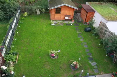 Ein Garten an der Unterkunft Ferienwohnung Mülheim Heißen mit großem Balkon