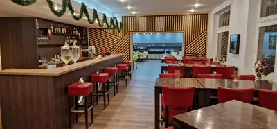 Ein Restaurant oder anderes Speiselokal in der Unterkunft Stadt-Gut-Hotel Zum Rathaus