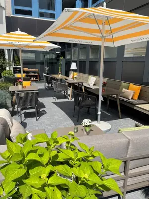 Ein Sitzbereich in der Unterkunft SAXX Hotel 