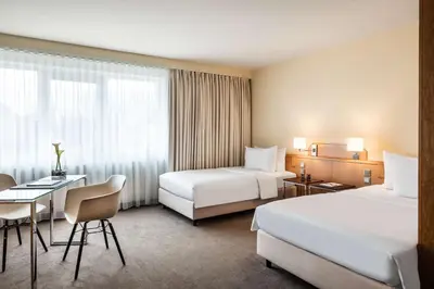 Ein Bett oder Betten in einem Zimmer der Unterkunft Lindner Hotel Dusseldorf Airport, part of JdV by Hyatt
