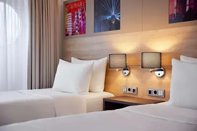 Ein Bett oder Betten in einem Zimmer der Unterkunft Lindner Hotel Dusseldorf Airport, part of JdV by Hyatt