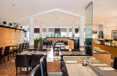 Ein Restaurant oder anderes Speiselokal in der Unterkunft Lindner Hotel Dusseldorf Airport, part of JdV by Hyatt