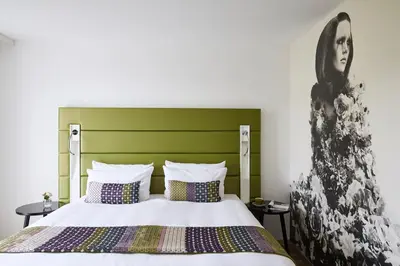 Ein Bett oder Betten in einem Zimmer der Unterkunft Hotel Indigo - Dusseldorf - Victoriaplatz by IHG