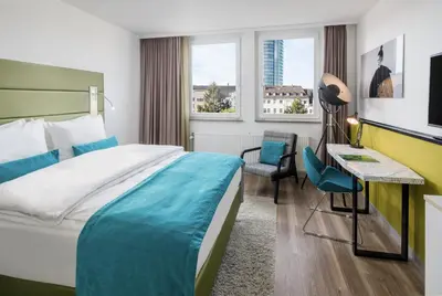 Ein Bett oder Betten in einem Zimmer der Unterkunft Hotel Indigo - Dusseldorf - Victoriaplatz by IHG