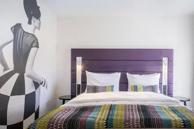 Ein Bett oder Betten in einem Zimmer der Unterkunft Hotel Indigo - Dusseldorf - Victoriaplatz by IHG