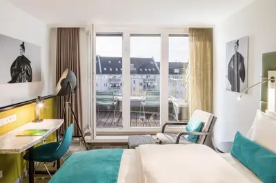 Ein Bett oder Betten in einem Zimmer der Unterkunft Hotel Indigo - Dusseldorf - Victoriaplatz by IHG