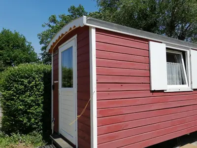 Das Gebäude in dem sich der Campingplatz befindet