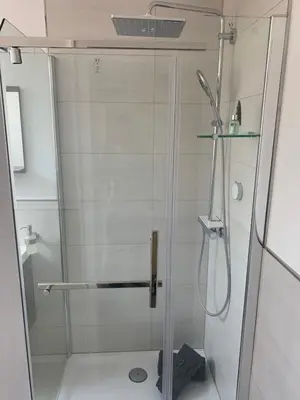 Ein Badezimmer in der Unterkunft Sauerlandblick - Appartement & FeWo Wickede