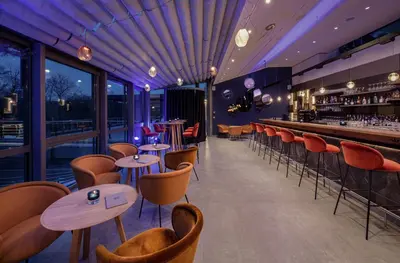 Ein Restaurant oder anderes Speiselokal in der Unterkunft Hotel VierJahreszeiten am Seilersee