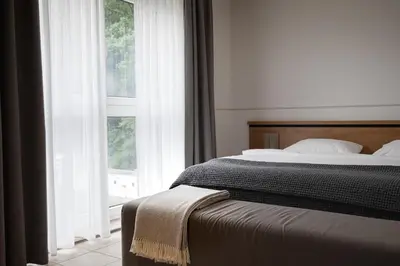 Ein Bett oder Betten in einem Zimmer der Unterkunft Hotel VierJahreszeiten am Seilersee